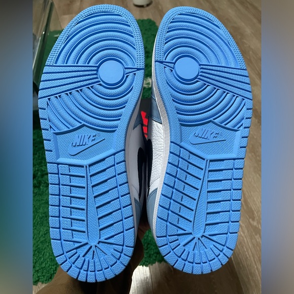 Air Jordan 1 high in university blue colorway - Picture 7 of 10